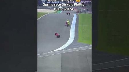 Crash Bezzecchi seruduk Vinales #automobile #balapmotornet #motogp #australia #philipisland