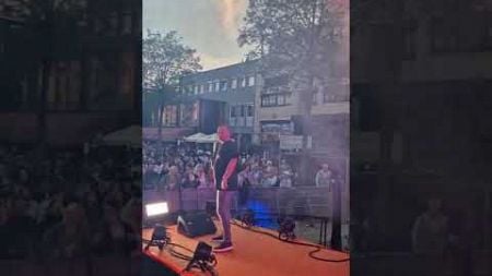 Zanger Benni op de Grote Markt in Almere