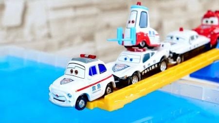 『トミカ』たくさんのカーズがトミカシステムの坂を登って水へダイブする♪ Tomica Cars miniature cars go into the water.