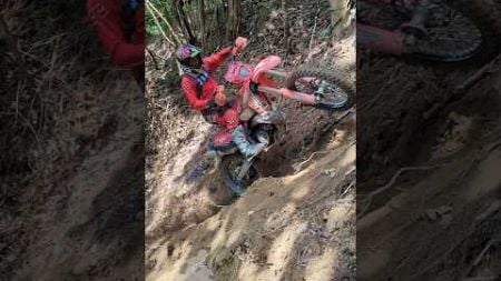 Sunday Shenanigans 😁 #endurolife #dirtbikelife #endurofail #dirtbikefail #hardenduro #林道 #越野摩托車