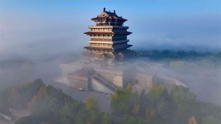 Mystical advection fog envelops N China&#39;s Guanque Tower