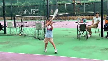 打个网球太不容易啦🎾 #dou上热门 #体育 #网球 #萌娃 #运动