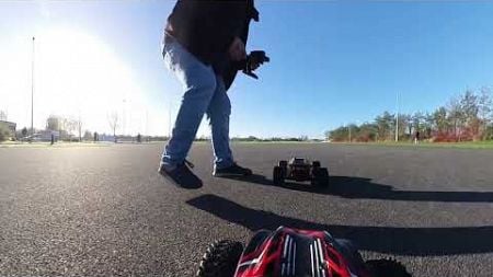 Traxxas, Tamiya en andere auto&#39;s racen samen.