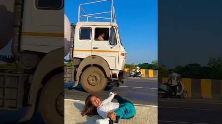 Driver Bhaiya shokh ho gaye 😱 #flexibility #yogapractice #fitness #ytshorts ￼