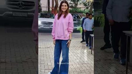 #kritisanon nails her look in #casualwear #shorts #bollywood #actress #mumbai #fashion