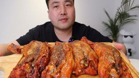 餐饮人下班了，狂炫四个大鸡腿，一口皮下去满嘴爆汁 过瘾！