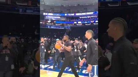 Jon Jones warmed up with the Knicks’ Josh Hart 🏀🗽 (via nyknicks/TT)