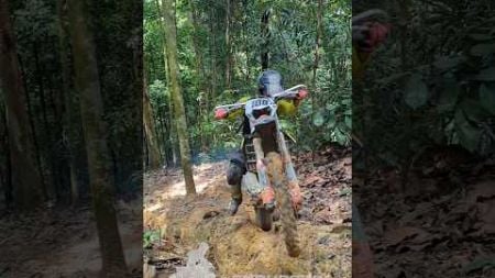 Traction is your friend 😉 #trailriding #hardenduro #dirtbikerider #2strokesonly #越野摩托車 #林道