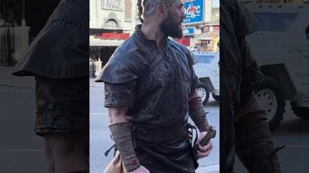 Ragnar Lothbrok Walking in Public #fashion #costume #ragnarlothbrok #reactionvideo #reaction #public