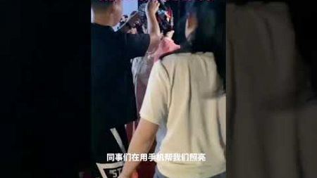 赣剧《红楼梦》，戏曲演员转场间隙，后台多位同事1分多钟完成&quot;抢装&quot;，网友：看着就紧张，各行各业都不容易！ #戏剧 #传统文化