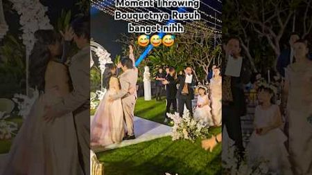 Rebutan bunga sampai rusuh. MCnya awkward 😜😜😜 #throwingbouquet #wedding #mcwedding #weddingparty