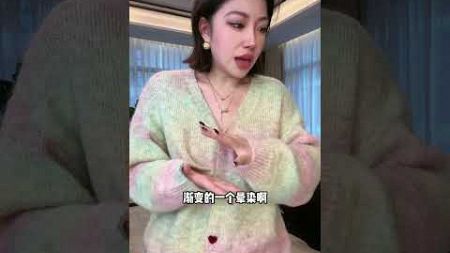 💃在时尚的舞台上，ME【画廊】渐变段染绵羊毛混纺针织上衣宛如一件流动的艺术画作，散发着无与伦比的高级感，成为冬日衣橱里的璀璨明珠，让你瞬间变身时尚焦点。毛衣 渐变段染毛衣 保暖毛衣 时尚毛衣 @老