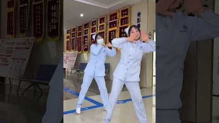 大美小美双胞胎姐妹新学的舞蹈来啦 #shorts #dance #viralvideo #music #musica #douyin #tiktok #nursesdancing