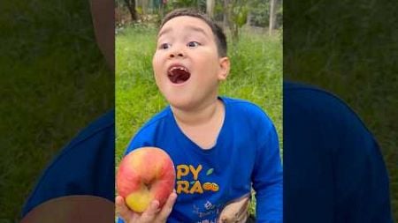 🍎Cậu bé tốt bụng Gỡ bỏ nhãn dán Apple#camping#apple#lifehacks#outdoors#shorts #909 🤯🤔😆