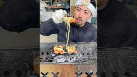 【キャンプ飯】車庫で骨付きソーセージにチーズをたっぷり乗せてハイボールで流し込む表参道美容師#shorts #飯テロ#炭火