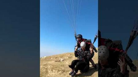 Are ye ladkinya bhagti kyu nhi #birbillingparagliding #paraglidinglife #subscribe #shorts #virel