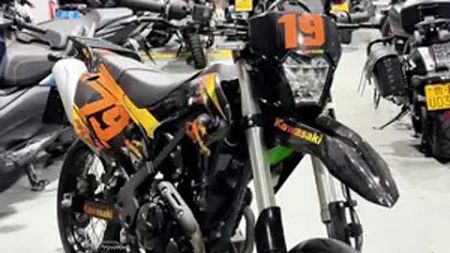 川崎KLX230sm 个性选择 公路 越野 特技 川崎KLX230 越野摩托车 新手摩托车推荐