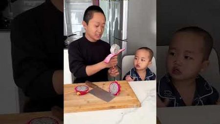 爸爸解锁火龙果新切法，米宝看呆了！#cute baby#baby#萌娃#搞笑日常 #人类幼崽#小米宝