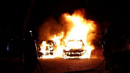 Twee auto&#39;s in brand Kalverstraat Leeuwarden