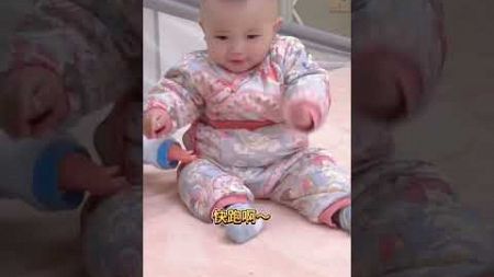 儿子学会爬以后总是到处爬，看爸爸怎么教育他！#funny#萌娃#cute#爸爸带娃