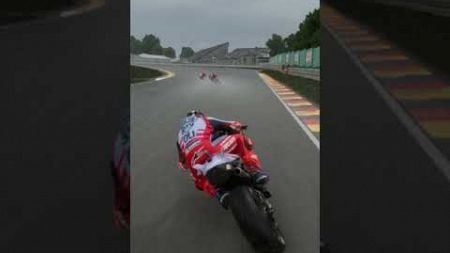 CHOQUE ENTRE 3 PILOTOS EN EL ÚLTIMO GIRO. #motogp #crash #shorts #automobile #smartphone #racing