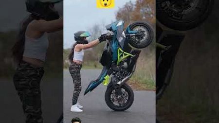 लड़की Ka Stunt 😲🤯 #drift #motorcycle #shortsfeed #stunt #motogp #automobile #kawasaki #mt15 #shorts