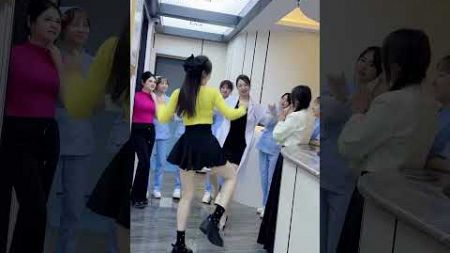 老板娘跟大家一起看婷婷静静PK舞蹈 #shortsvideo #dance #nurses #热爱工作热爱生活