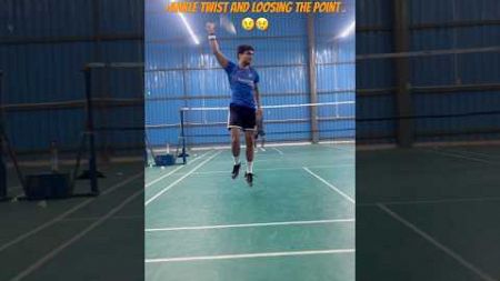 Cross smash +backhand smash +ankle twist at last #badminton #badmintonlovers #tennis #smash#backhand