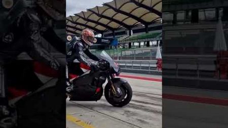 Takaaki Nakagami memulai debutnya sebagai pebalap penguji di privat test Honda di Sepang.#MotoGP