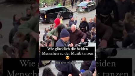 Wie glücklich die beiden Menschen tanzen ❤️ #TomTwers