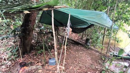 Acampamento à Beira do Rio: Noite Chuvosa e Assado de Matrinxã na Brasa&quot;