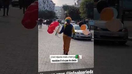 Un algérien diplômé qui se retrouve dans les rues d&#39;alger pour faire le clown et vendre des ballons