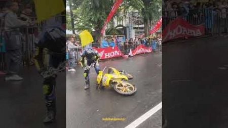 crash jalan licin#automobile #balapking #roadrace #motogp #racing #balapmotor #f1zr110