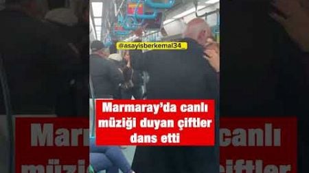 Marmaray&#39;da canlı müziği duyan çiftler böyle dans etti #shorts #marmaray #müzik #keşfet #dans