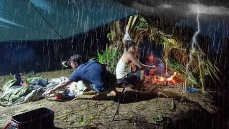 Camp &amp; fishing-di guyur hujan deras dan angin kencang di sertai petir-sampai tenda hampir terbang