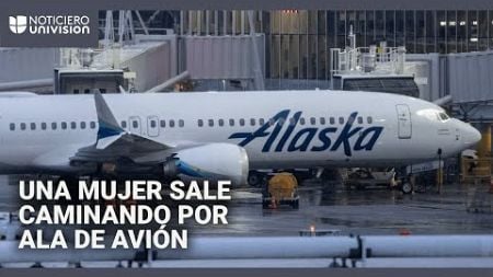 Una pasajera abre la salida de emergencia de un avión y sale caminando por el ala