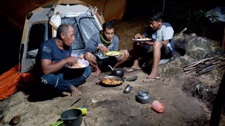 camping di guyur hujan deras saat melakukan kegiatan di bukit membangun tenda tidur nyenyak