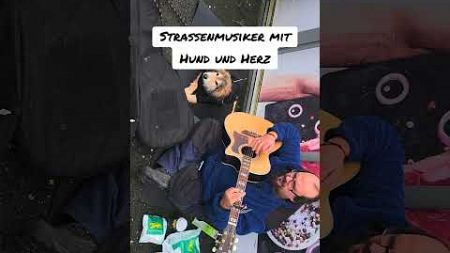 Gitarrenspieler und Sänger mit Hund u. Herz