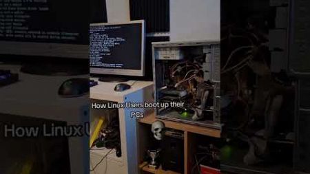 How Linux Users boot up thier PCs #shorts #pc #computer