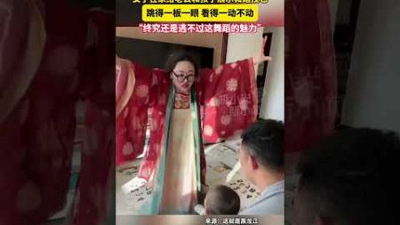 女子在家给老公和孩子展示舞蹈技艺，跳得一板一眼看得一动不动