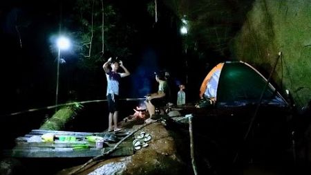 camping hujan deras di atas air terjun tidur yenyak di Selter tebing batu besar