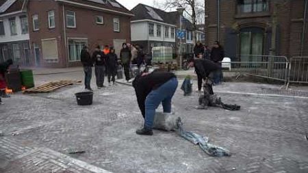 Het traditionele melkbusschieten in Kampen. Vermaak voor jong en oud.