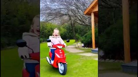 女孩把麻雀丟到摩托車上. Girl throws a sparrow on a motorcycle.🚴