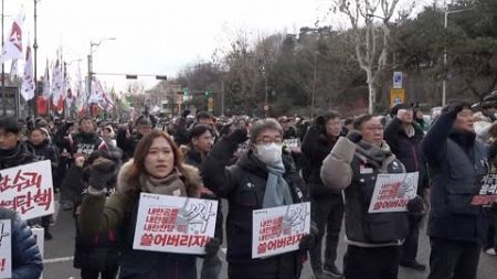 Protest near Yoon&#39;s residence after investigators call off arrest attempt