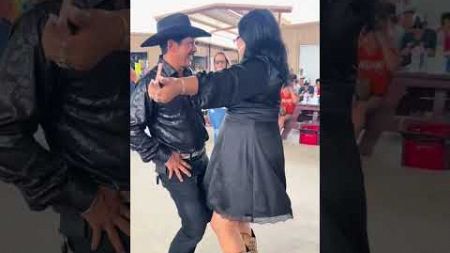 Gonzalo invitando a bailar a Estefani en TX #youtubeshortsvideo #baile #956valley #dancemusic