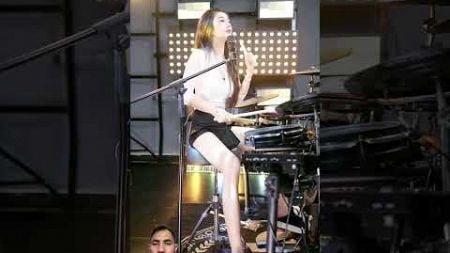 #音乐表演 #美女演奏 #架子鼓 #dance #边唱边打 #dj #drummer #kpop #drums #automobile