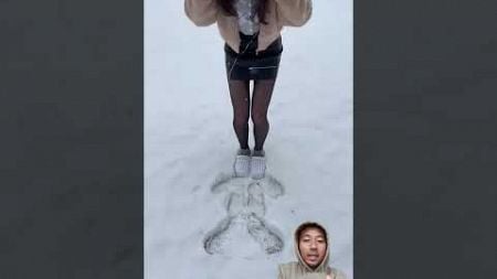 Membuat boneka kelinci di salju #snow #fashion #ootd