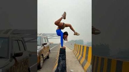 Ladki ka handstand power 😱🔥 #fitness #flexibility #yogapractice #ytshorts