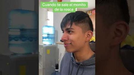 Cuando te sale el monito de la rosca #humor #familia #humorfamiliar #youtubeshorts