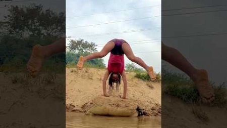 Village girl handstand 💪🏻😱 #fitness #flexibility #yogapractice #ytshorts